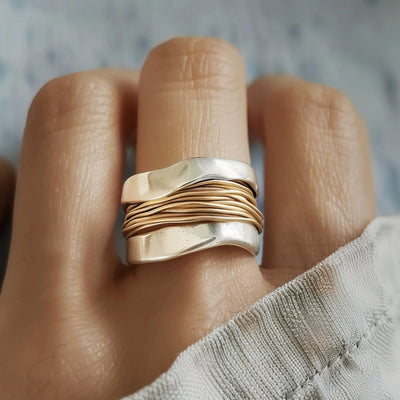Emma™ | Silver ring with a thread of gold