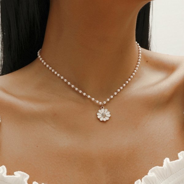 Emma™ | Daisy pendant with pearls