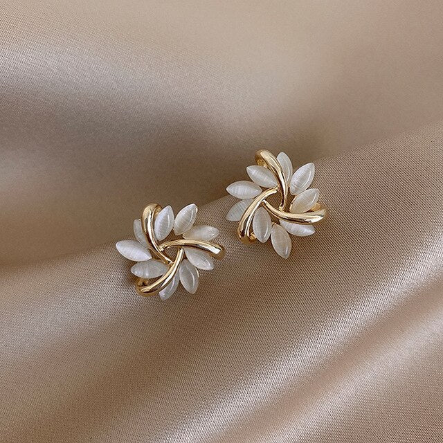 Emma™ | Luxury earrings with white opal in gold