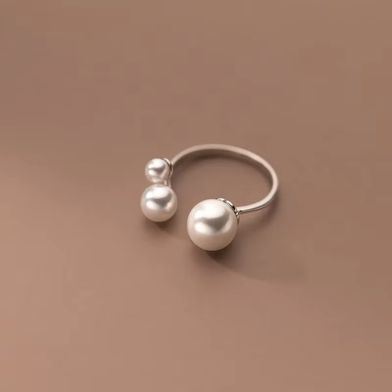 Emma™ | Adjustable Triple Pearl Ring