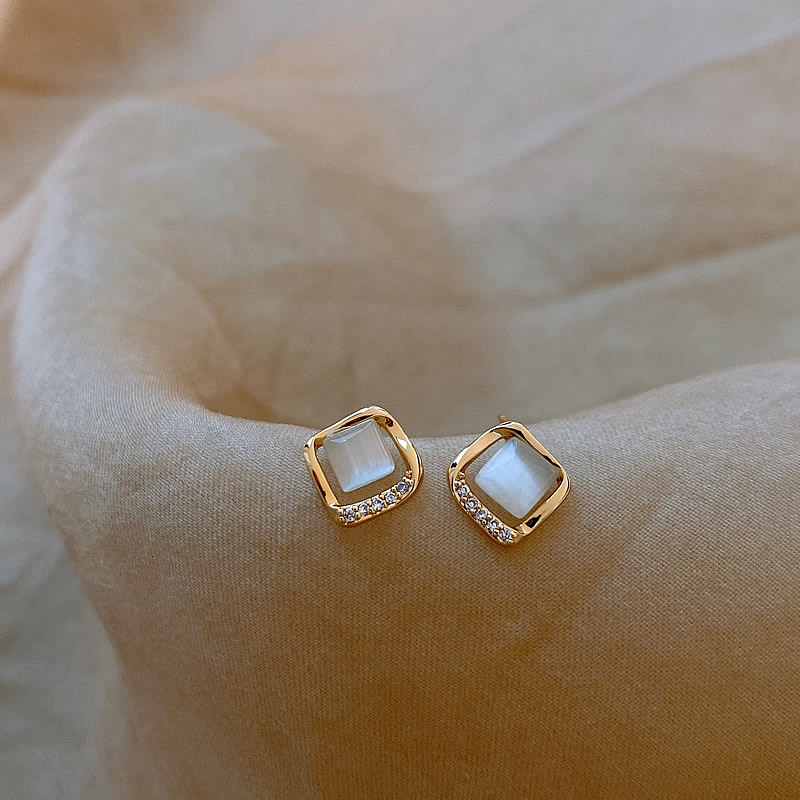 Emma™ | Elegant earrings with a moon in gold