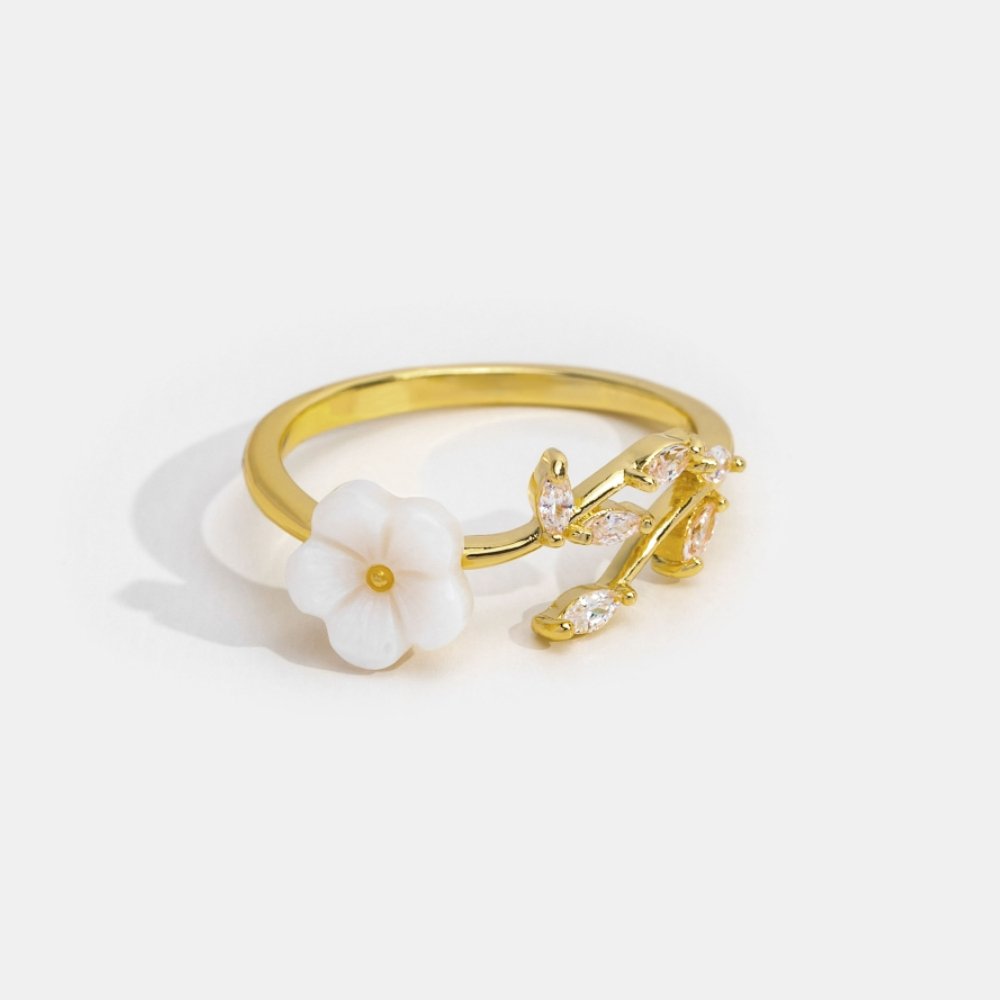 Emma™ | White ring with a flower