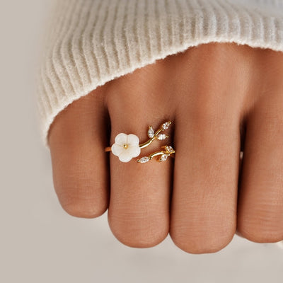 Emma™ | White ring with a flower