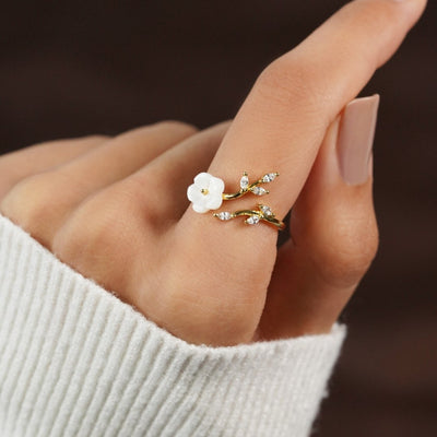 Emma™ | White ring with a flower