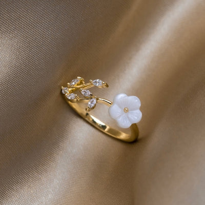 Emma™ | White ring with a flower