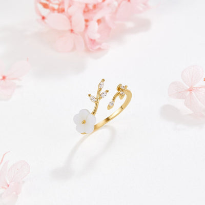 Emma™ | White ring with a flower