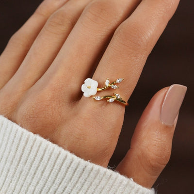 Emma™ | White ring with a flower